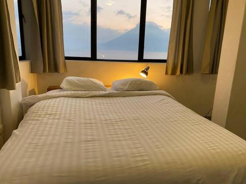 Rustic Charm Cliffside Retreatにあるベッド