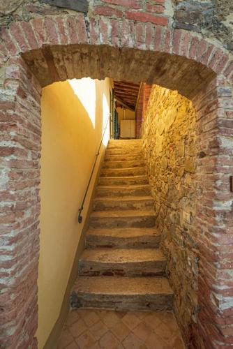 a staircase in a brick wall with a stair case at Piccolo Borgo Gagnoni in Sinalunga