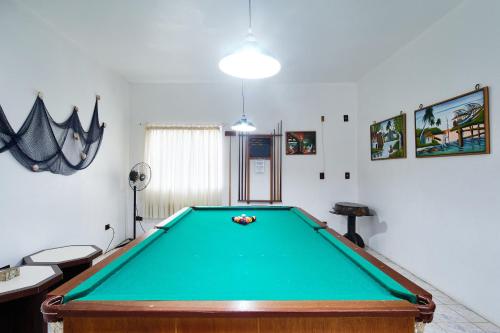 a pool table in a living room with afits at Chalés Mirante da Lagoinha in Ubatuba