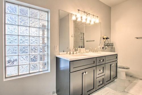 Bilik mandi di Family Home with Community Perks in Peoria