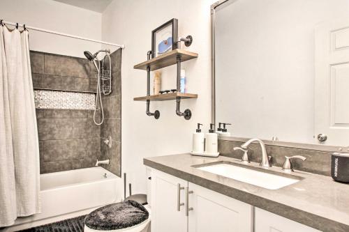 Bilik mandi di Family Home with Community Perks in Peoria