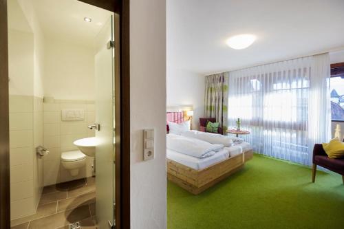 a hotel room with a bed and a bathroom at Gasthaus Zum Hirschen in Staufen im Breisgau