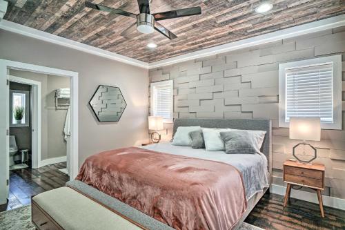 Katil atau katil-katil dalam bilik di Spacious Sevierville Home with Hot Tub!