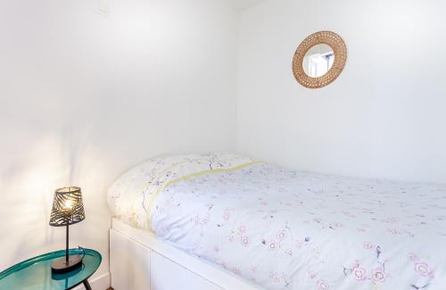 Schlafzimmer mit einem Bett mit einem Spiegel und einem Tisch in der Unterkunft La suite versaillaise à 5min du Palais in Versailles