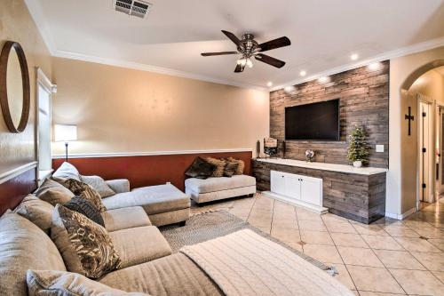 Fotografie z fotogalerie ubytování 3 Mi to Golf Home with Outdoor Oasis in Surprise v destinaci Surprise