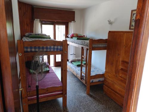 ein Zimmer mit zwei Etagenbetten und einem Fenster in der Unterkunft Veranogesell 7 in Villa Gesell