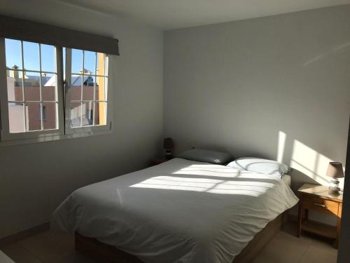 a bedroom with a white bed and a window at Grosse Terrasse. Modern. Home office. Solarium in Los Realejos