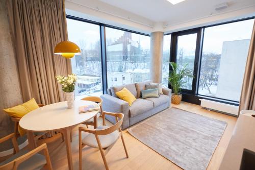 ein Wohnzimmer mit einem Sofa und einem Tisch in der Unterkunft Aparthotel Park - By The Sea in Gdynia