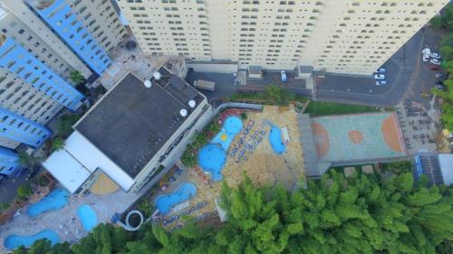 an overhead view of a pool in a city with tall buildings at Golden Dolphin Grand Hotel in Caldas Novas