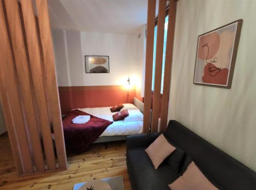 - une chambre avec un lit et un canapé dans l'établissement LE CLOS DE BORIOS - ENTRE GARE ET HYPERCENTRE - TERRASSE, à Toulouse