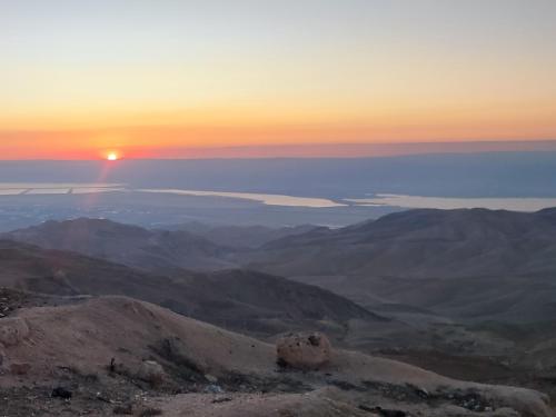 a sunset from the top of a mountain at private room with cultural experience and great landscapes in Şirfah