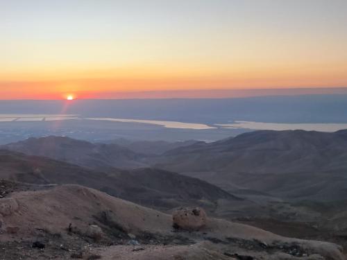 een zonsondergang vanaf de top van een berg bij private room with cultural experience and great landscapes in Şirfah