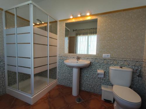 コニル・デ・ラ・フロンテーラにあるCasa Antoniaのバスルーム(トイレ、洗面台、鏡付)