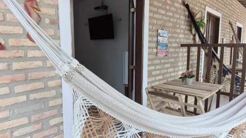 Una televisión o centro de entretenimiento en Pousada Brilho da Lua