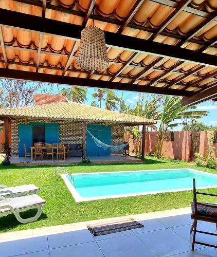 a backyard with a swimming pool and a house at Wind Nomade House - São Miguel do Gostoso in São Miguel do Gostoso