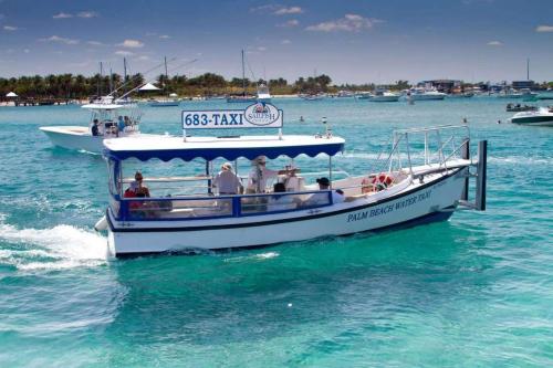 un grupo de personas en un barco en el agua en Singer Island Inn, en West Palm Beach