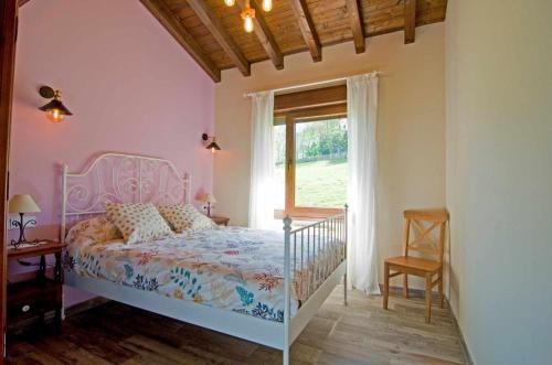 1 dormitorio con cama y ventana en Apartamentos ECOviella, en Coviella