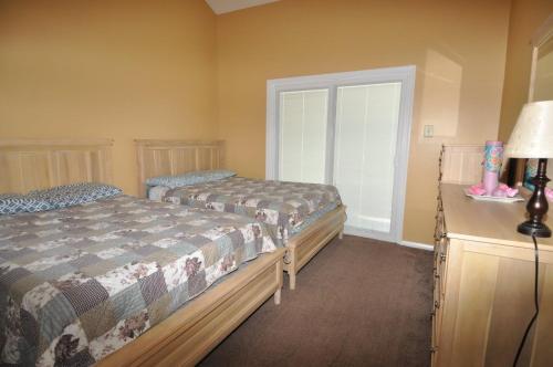 AlbrightsvilleにあるPerfect Getaway In The Poconos! (House #1) HotTub !! Gameroom!! WiFi !!のベッドルーム1室(ベッド2台、ランプ付きテーブル付)