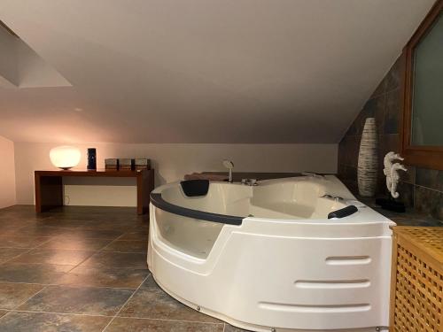 una gran bañera blanca en una habitación en Apartamentos Alcañiz, Suite Deluxe, en Alcañiz