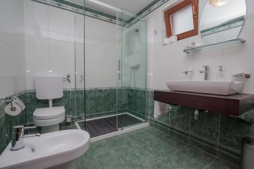 Ένα μπάνιο στο Rooms Plava Laguna