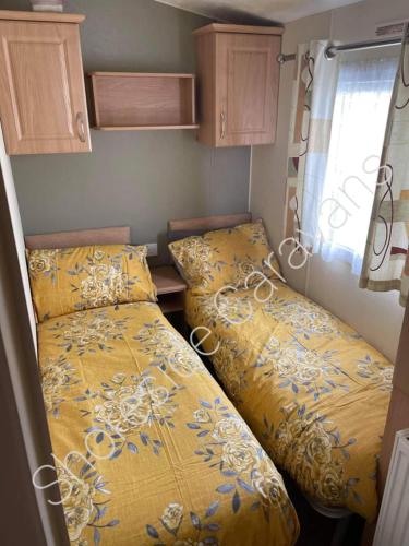 Giường trong phòng chung tại 162 Northfield, Skipsea Sands
