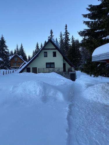 een berg sneeuw voor een huis bij Ski kuća Boki in Jahorina