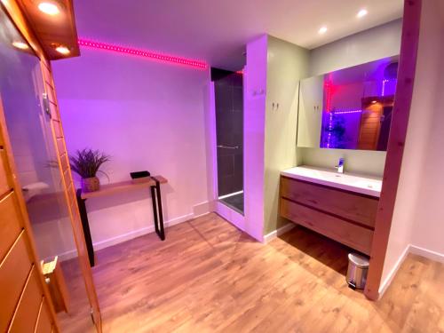 Gallery image of COSY & SPA Appartement Luxe JACUZZI SAUNA Suite Cristal in Avignon