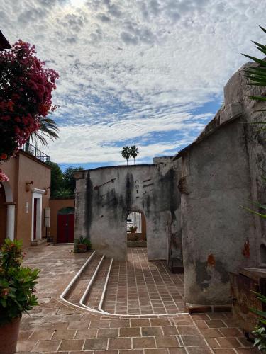 a courtyard of a building with a tree in the distance at Hotel Casa María Félix in Álamos