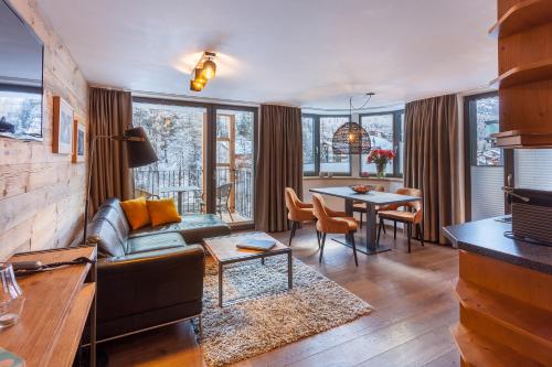 Χώρος καθιστικού στο 22 Summits Apartments