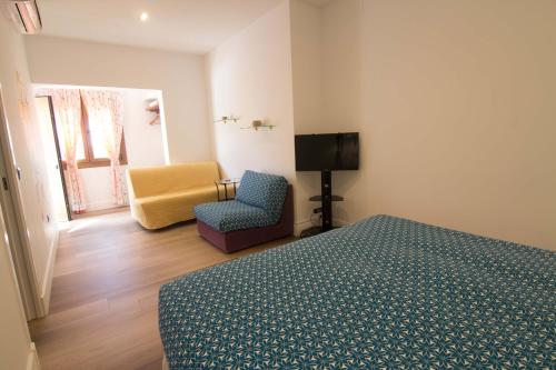Televisyen dan/atau pusat hiburan di Hostal Casa Arco Iris (Playa)