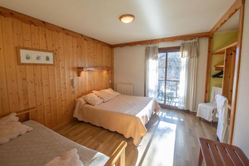 Postel nebo postele na pokoji v ubytování Hôtel Aigliere
