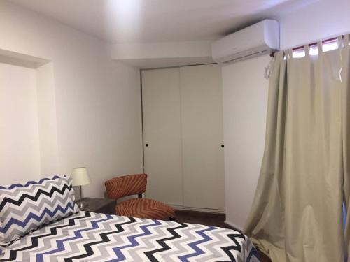 une chambre avec un lit et deux chaises dans l'établissement Apartamento Carlucci C4 6b, à Córdoba