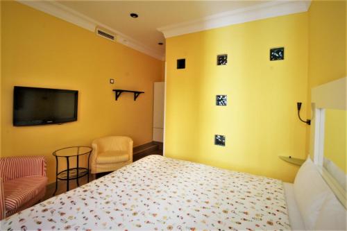 Postel nebo postele na pokoji v ubytování Hostal Arco Iris