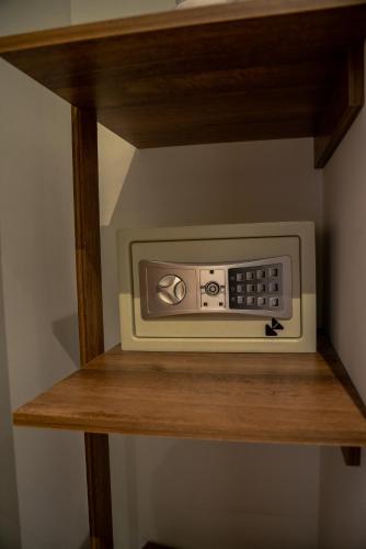 a microwave on a shelf in a room at Santorini Apartamentos Amoblados in Pereira