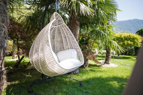 a hammock hanging from a tree in a yard at Pension zum Burggräfler in Schenna