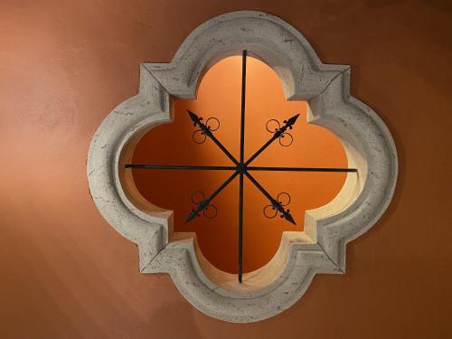 a clock on a wall with scissors in it at Hotel Real de los Alamos in Álamos