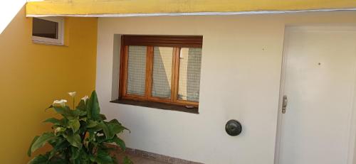 a door with a window in a room at Remanso Cochera opcional in Bahía Blanca