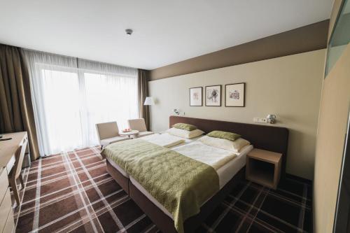 カダニにあるHotel Splitの大きなベッドと窓のあるホテルの部屋