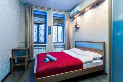 モスクワにあるMaxRealty24 Leningradskiy prospekt 77 k 1のベッドルーム1室(赤い毛布、窓2つ付)