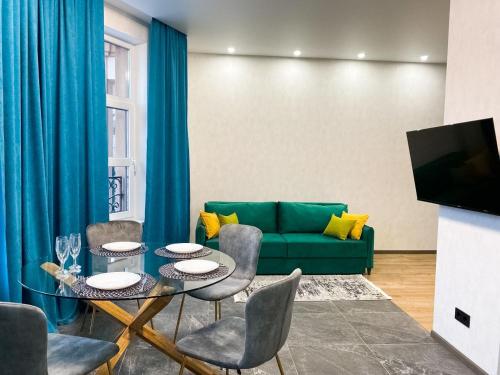 TV a/nebo společenská místnost v ubytování Шикарные апартаменты ЖК Печерск Плаза, Михаила Бойчука 17, 10 мин пешком м Звериницкая