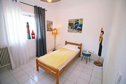 Ένα ή περισσότερα κρεβάτια σε δωμάτιο στο Villa Anastasia! in STROFYLIA pine FOREST!!!