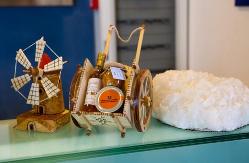 a model of a cart with a windmill on a table at Le Saline Hotel in Paceco