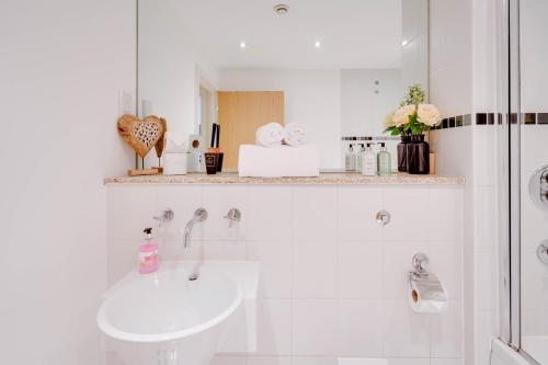 Et badeværelse på Arcadian City Centre Apartments with Balcony