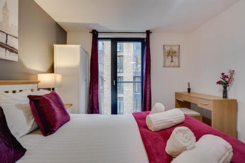 En eller flere senge i et værelse på Arcadian City Centre Apartments with Balcony