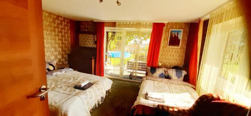 um quarto de hotel com duas camas e uma janela em Viešnagė pas Valentiną em Sužionys