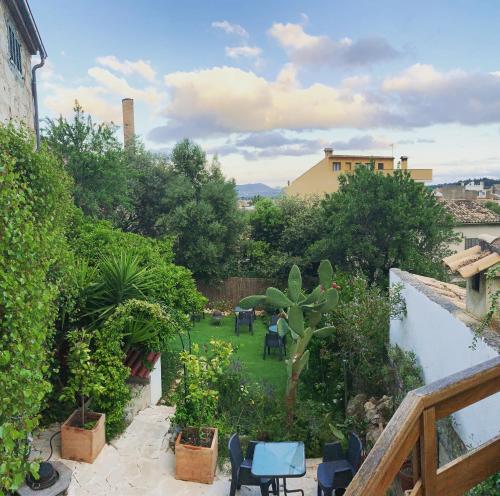 uitzicht op een tuin met stoelen en planten bij Casa Caimari Guest House, for mountain lovers! in Caimari