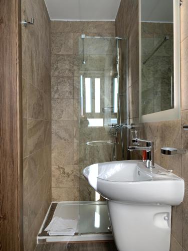 ein Badezimmer mit einem weißen Waschbecken und einem Spiegel in der Unterkunft Mon-Chery in San Ġwann
