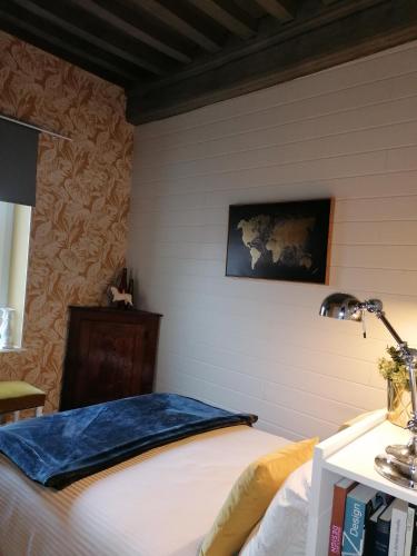 une chambre avec un lit et une lampe sur une table dans l'établissement 