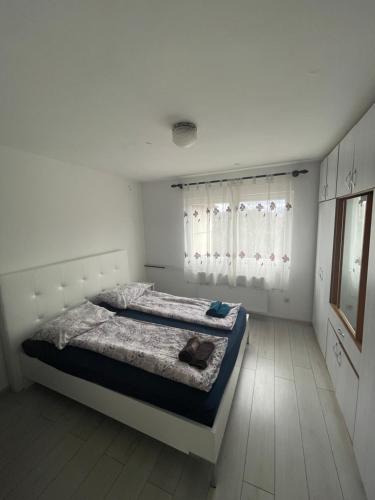 biała sypialnia z łóżkiem i białymi zasłonami w obiekcie Apartman VENERA w Sarajewie
