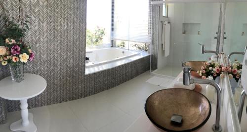 bagno con 2 lavandini e vasca di Casa Estrela do Mar Guarajuba a Guarajuba